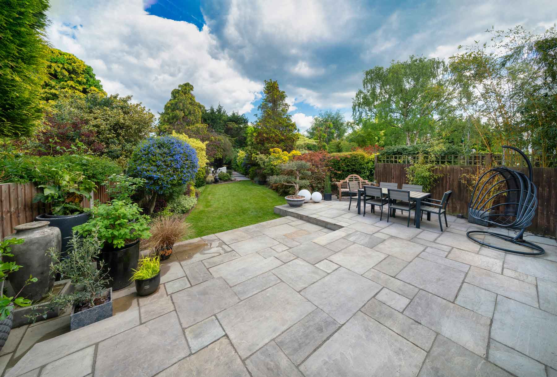 Schöner Garten mit Terrasse und Pflanzen