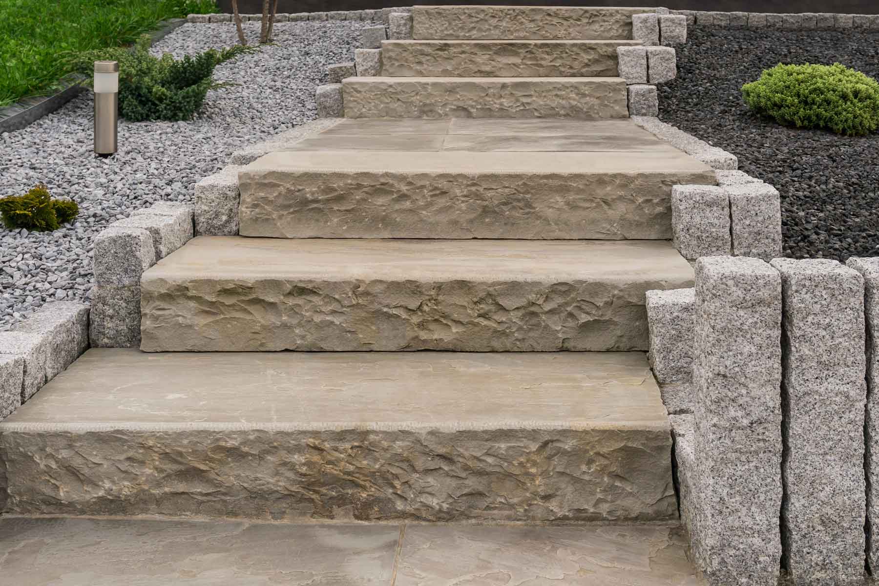 Steintreppe mit Gartenlandschaft.