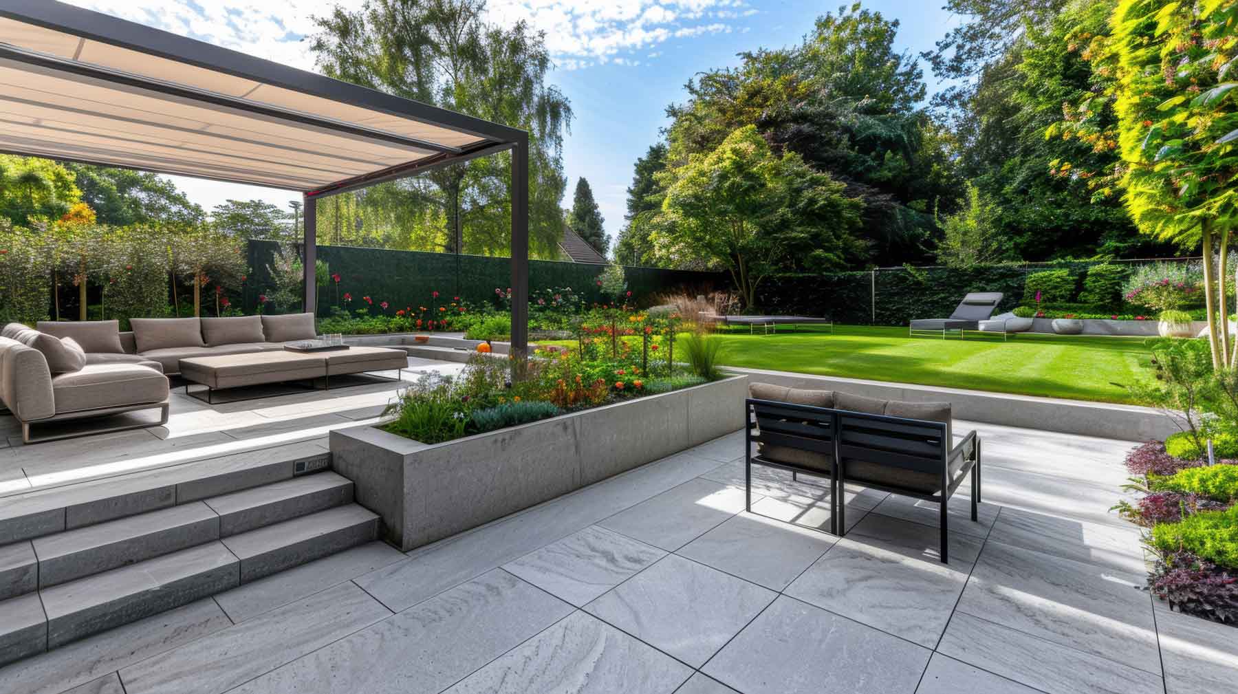 Schöner Garten mit moderner Terrasse.