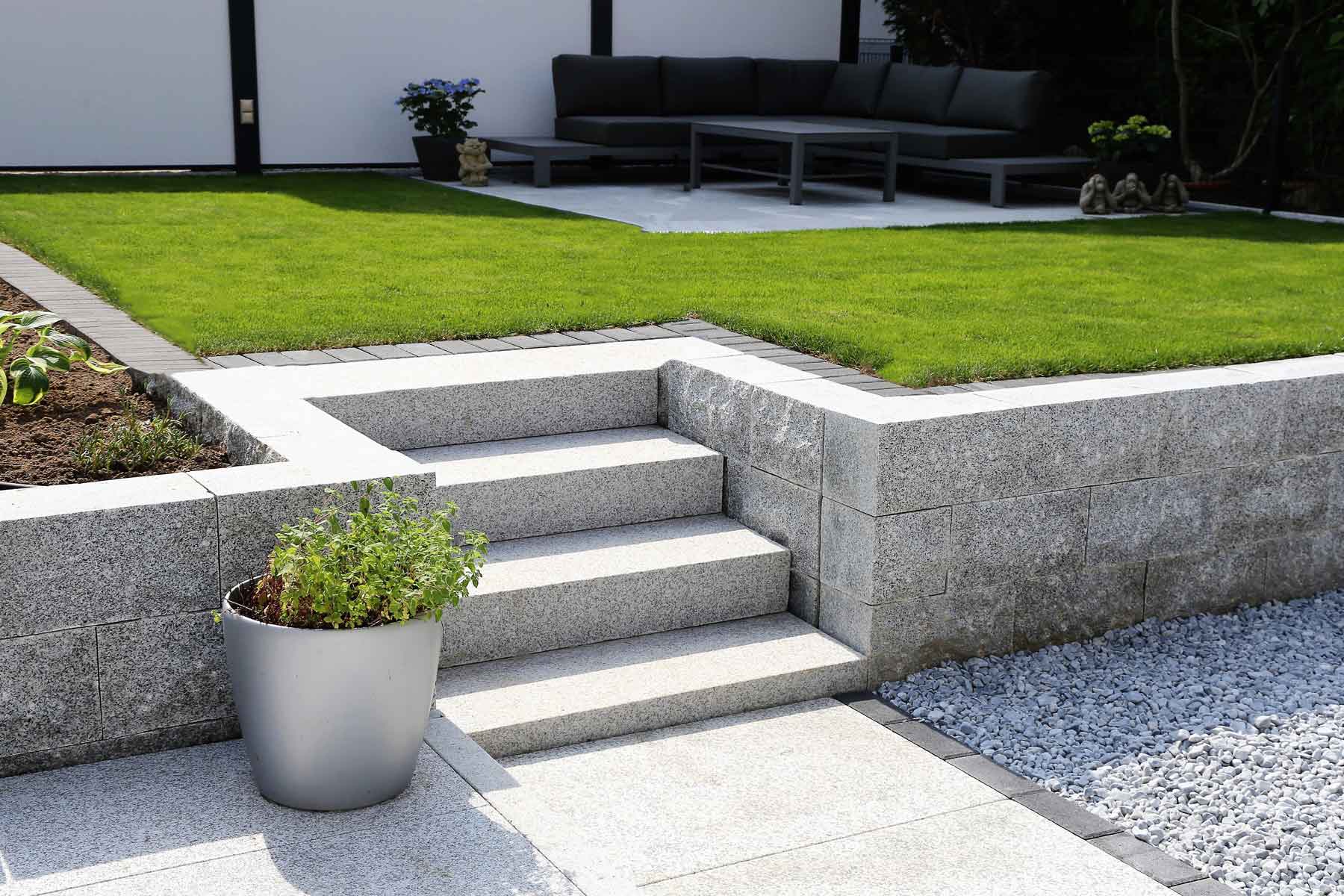 Treppen und Rasen im Gartenbereich