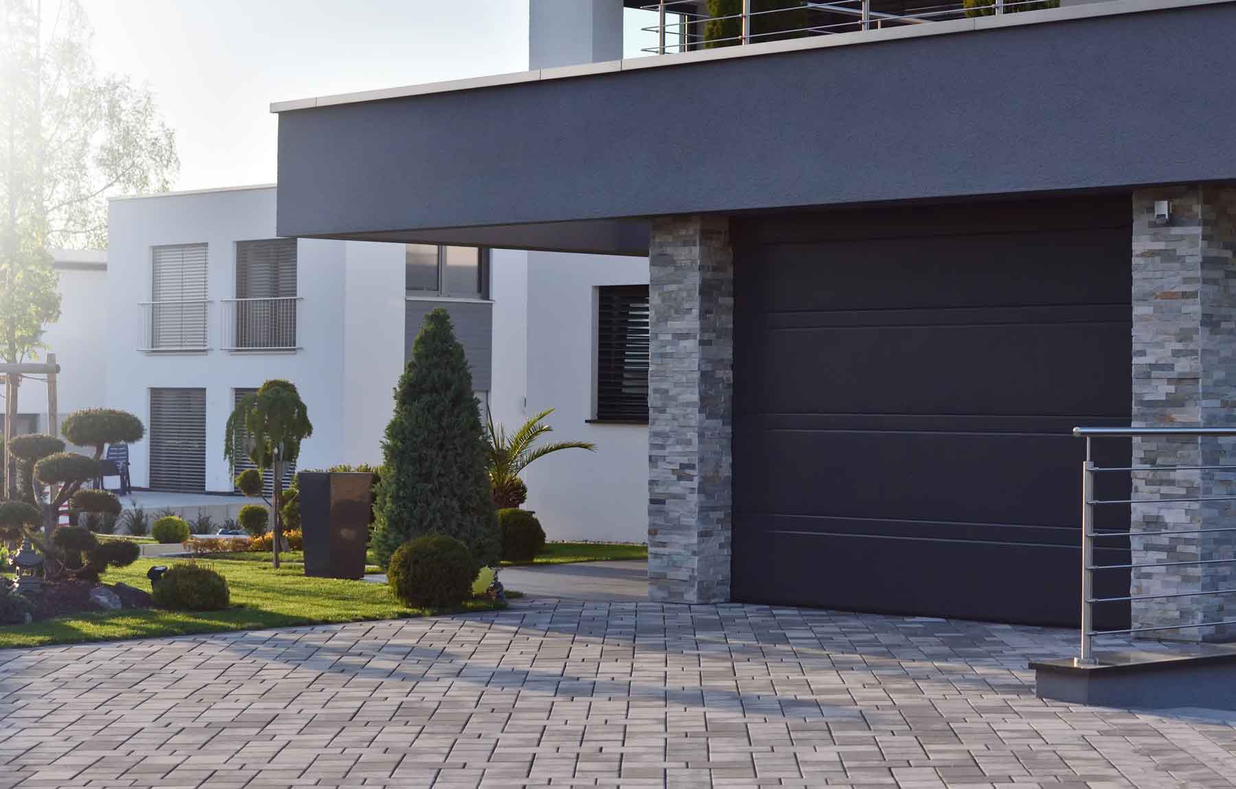 Moderne Architektur mit gepflegtem Garten.